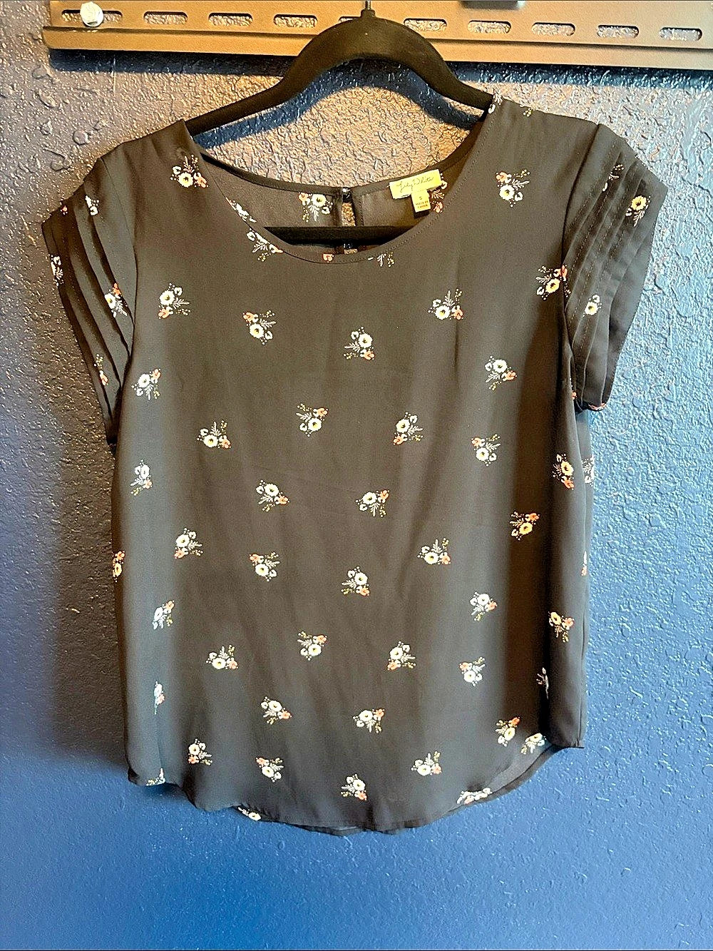 Lily White Floral Short Sleeve Blouse in Black Size Small